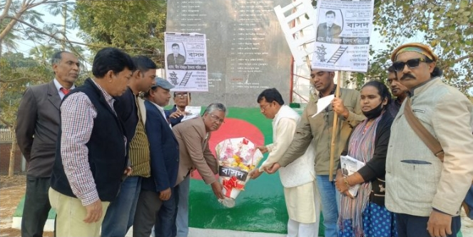 শহীদ স্মৃতিস্তম্ভে শ্রদ্ধাঞ্জলী দিয়ে নির্বাচনী প্রচারে কুষ্টিয়া সদর আসনে বাসদ প্রার্থী