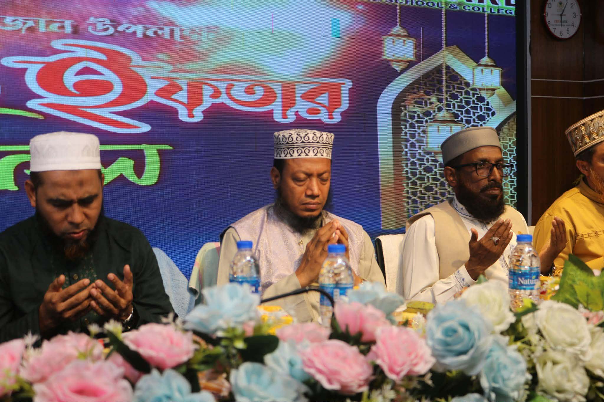 এডুকেয়ার আইডিয়াল স্কুল অ্যান্ড কলেজে ইফতার মাহফিলে আমির হামজা এমপি