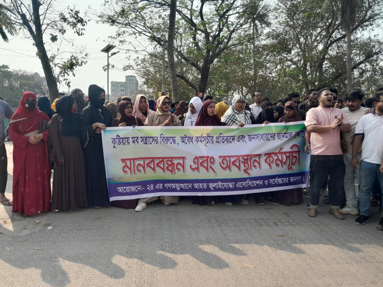 কুষ্টিয়ায় ডিসির প্রত্যাহার আদেশ বাতিলের দাবিতে উত্তাল রাজপথ: জুলাই যোদ্ধাদের পাল্টা-পাল্টি কর্মসূচি