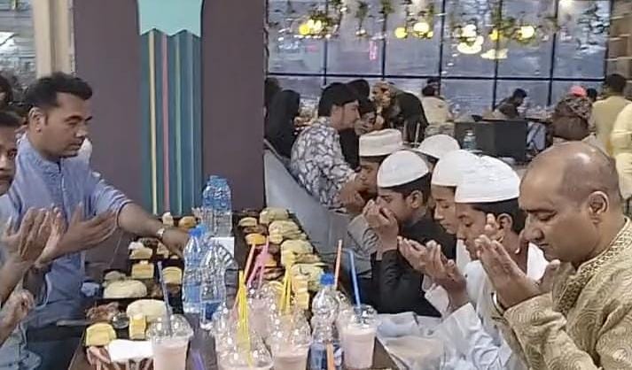 কুষ্টিয়ায় বিনোদ আগরওয়ালার উদ্যোগে এতিমদের সঙ্গে ইফতার