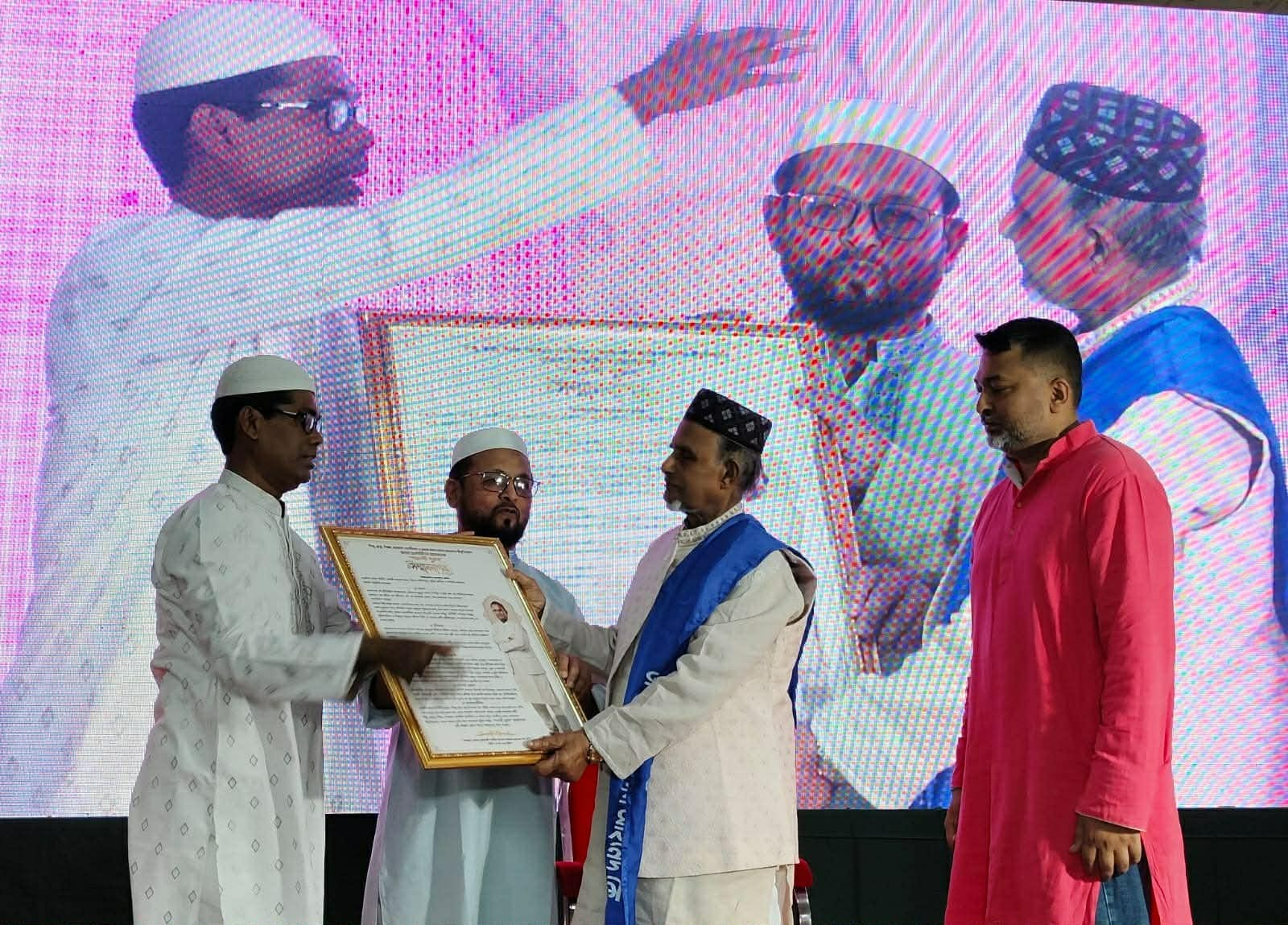 কুষ্টিয়ার শিল্পোদ্যোক্তা আলাউদ্দিন আহমেদ ‘ শতাব্দী পুরুষ’ সম্মাননায় ভূষিত