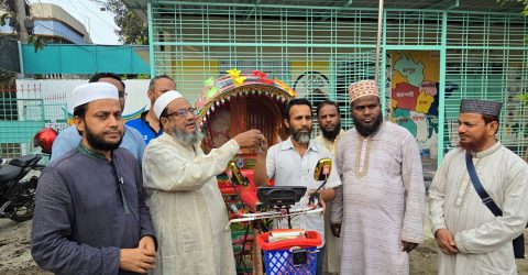 কুষ্টিয়ায় শহর জামায়াতের উদ্যোগে অসহায় ব্যক্তিকে চার্জিং রিকশা উপহার।