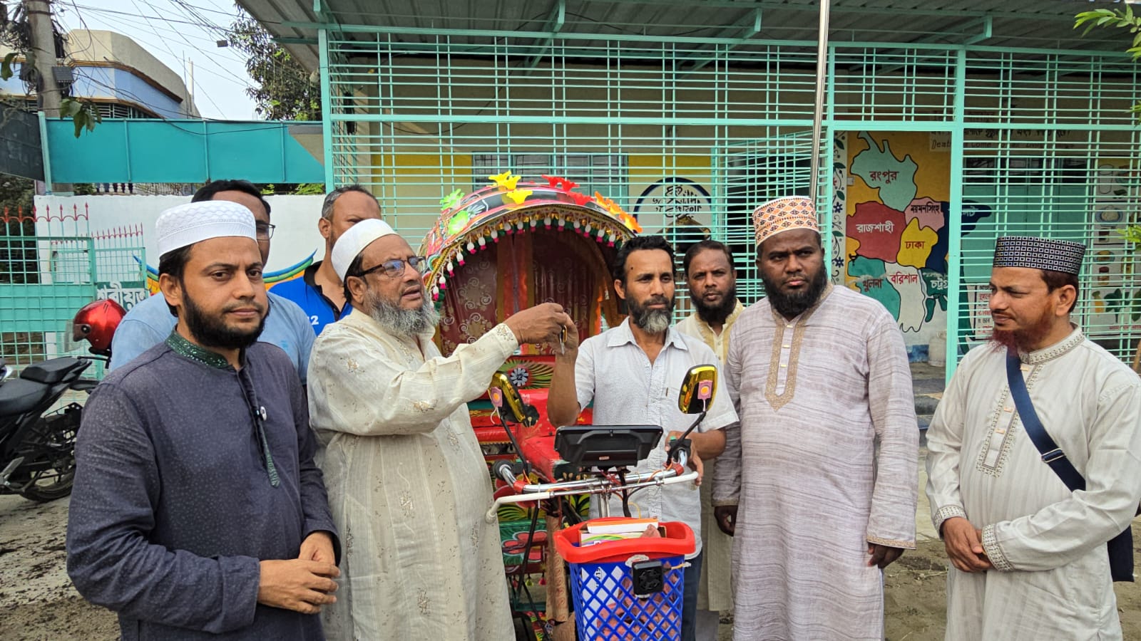 কুষ্টিয়ায় শহর জামায়াতের উদ্যোগে অসহায় ব্যক্তিকে চার্জিং রিকশা উপহার।