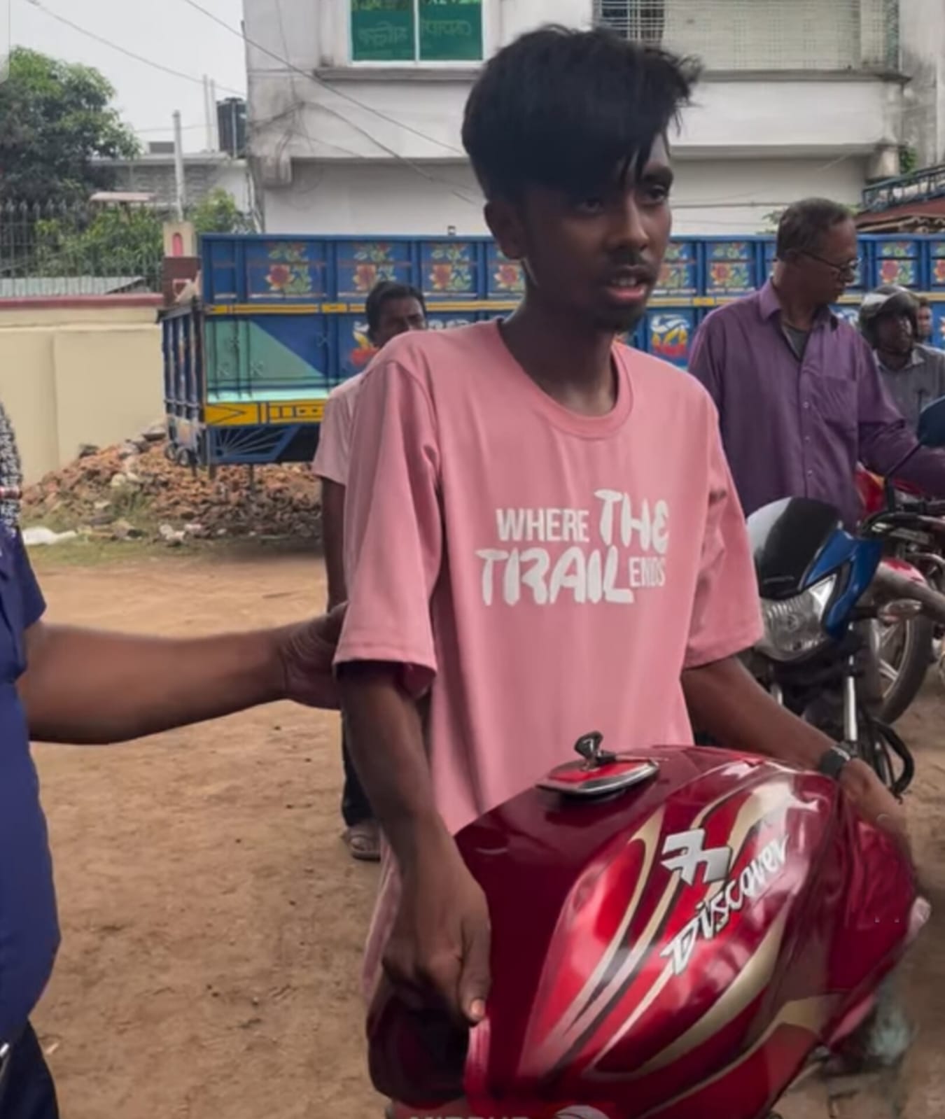 কুষ্টিয়ায় ট্যাংকি খুলে দুইবার তেল নেওয়ায় যুবককে ২ হাজার টাকা জরিমানা
