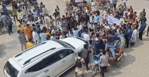 কুষ্টিয়ায় জেলা প্রশাসকের প্রত্যাহার আদেশ বাতিল দাবি ||  গাড়ীসহ জেলা প্রশাসককে অবরুদ্ধ করে বিক্ষোভ
