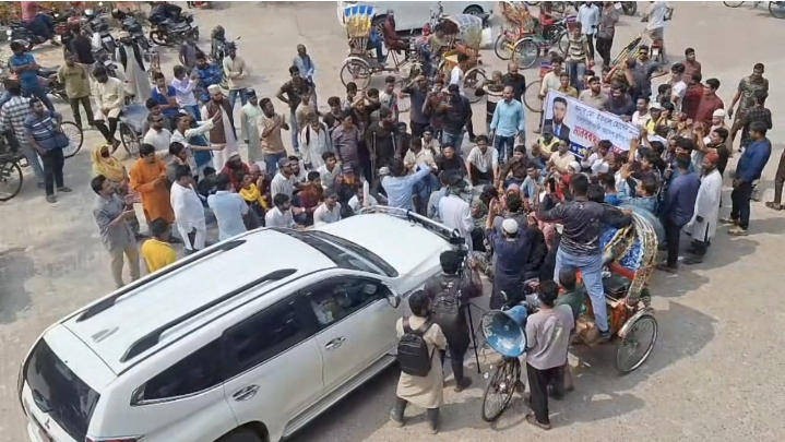 কুষ্টিয়ায় জেলা প্রশাসকের প্রত্যাহার আদেশ বাতিল দাবি ||  গাড়ীসহ জেলা প্রশাসককে অবরুদ্ধ করে বিক্ষোভ