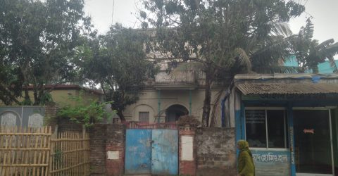 কুষ্টিয়ায় মোহিনী লজের দোতলায় ভাড়াটিয়া উচ্ছেদ করনে অভিযোগ || এক পরিবারের নামে পাঁচ পরিবার, তদন্তে প্রশাসন