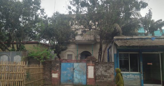 কুষ্টিয়ায় মোহিনী লজের দোতলায় ভাড়াটিয়া উচ্ছেদ করনে অভিযোগ || এক পরিবারের নামে পাঁচ পরিবার, তদন্তে প্রশাসন