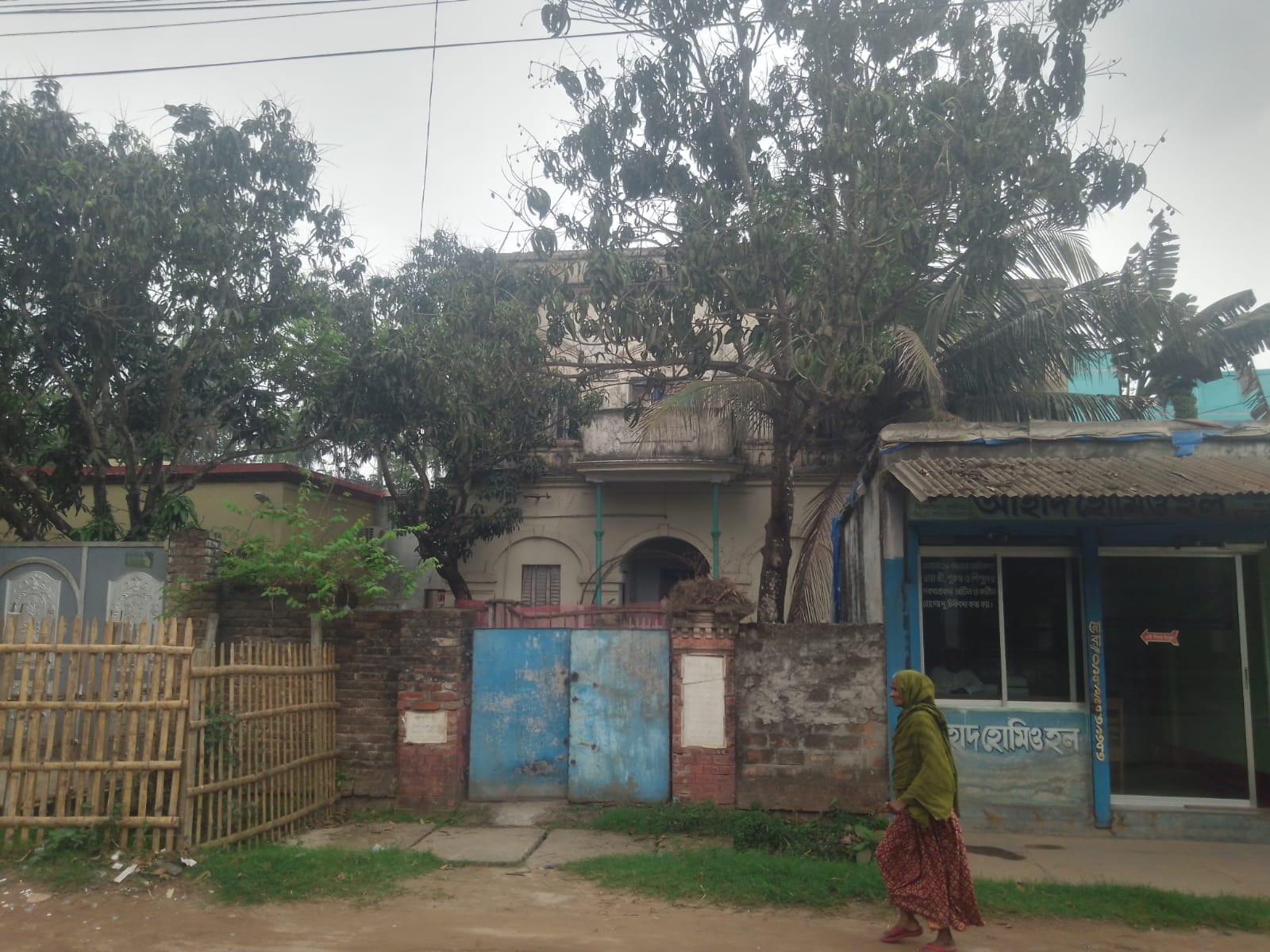 কুষ্টিয়ায় মোহিনী লজের দোতলায় ভাড়াটিয়া উচ্ছেদ করনে অভিযোগ || এক পরিবারের নামে পাঁচ পরিবার, তদন্তে প্রশাসন