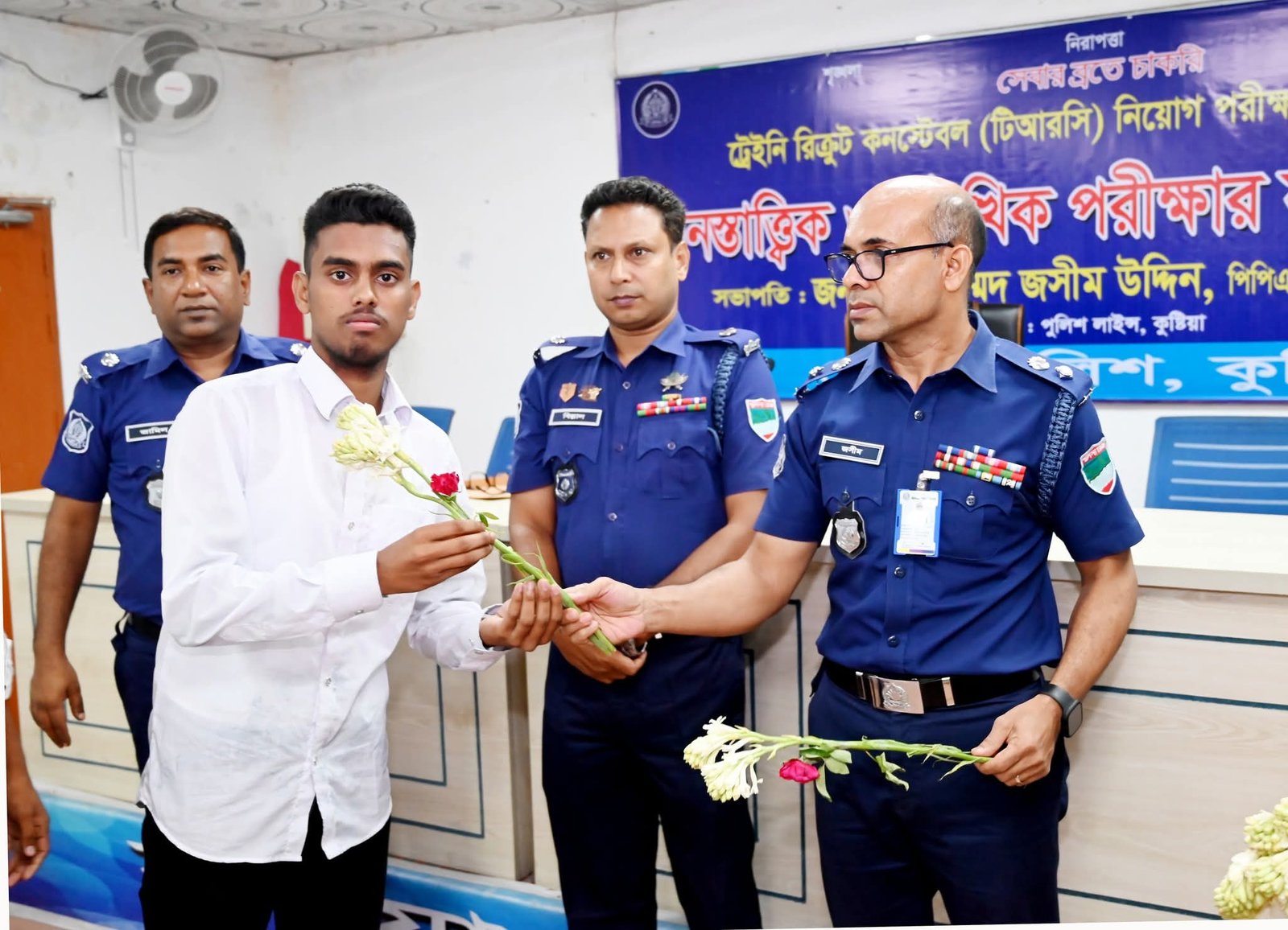 কুষ্টিয়ায় মেধা ও যোগ্যতার জয়: কনস্টেবল পদে ৩৬ জনের চাকরি, প্রার্থীদের চোখে আনন্দের অশ্রু