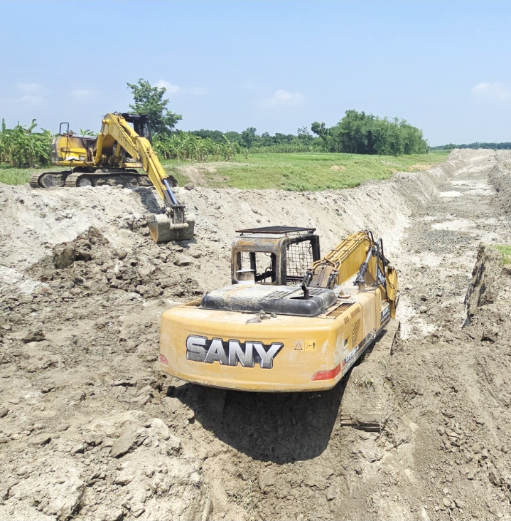 কুষ্টিয়ায় আইনমন্ত্রীর উদ্বোধনকৃত খাল খনন প্রকল্পে দুর্বৃত্তদের তাণ্ডব: ২ ভেকু পুড়িয়ে চালকদের ওপর  হামলা ও লুটপাট