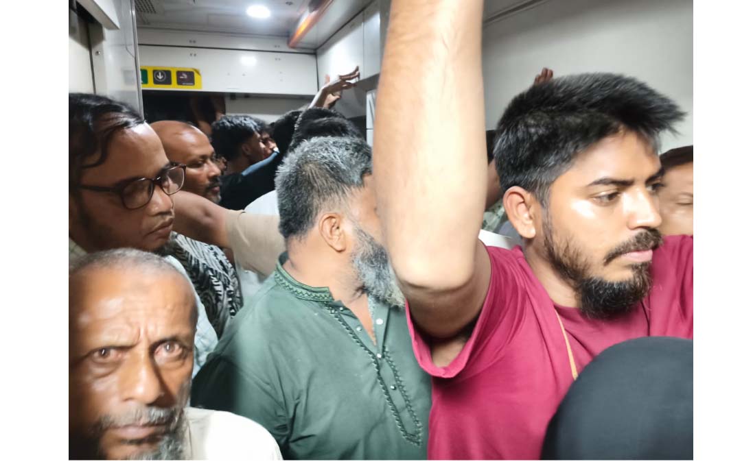 মহানগর এক্সপ্রেসে অতিরিক্ত ভিড়, গরমে যাত্রীদের ভোগান্তি