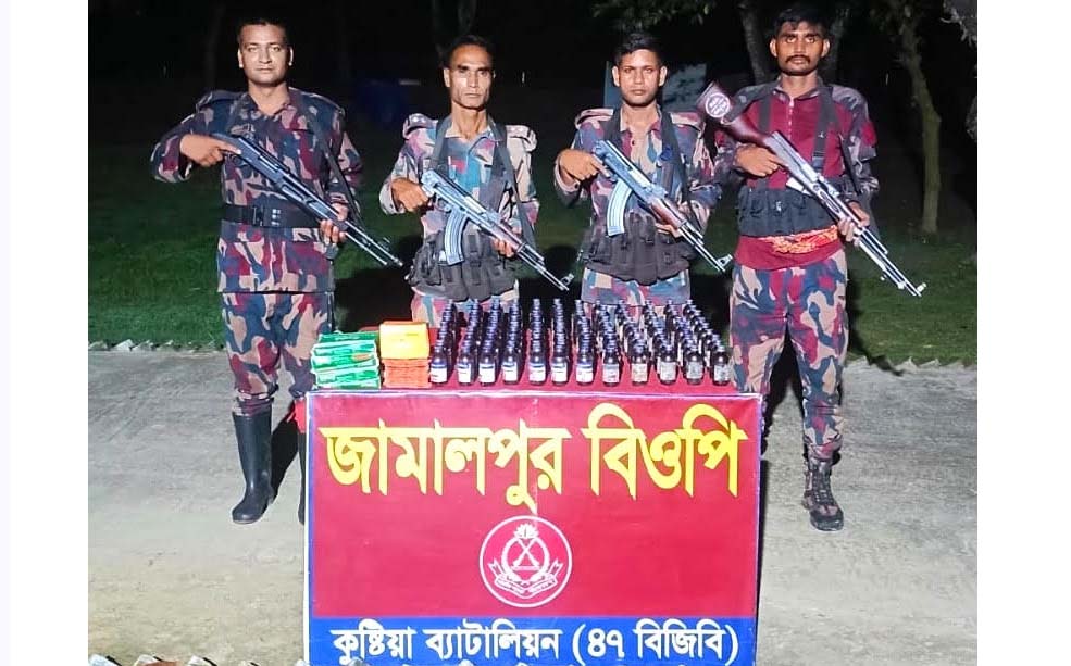 কুষ্টিয়ার দৌলতপুরে বিজিবির অভিযান: ১৩ লাখ টাকার ভারতীয় মাদক ও ওষুধ উদ্ধার