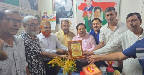 সমাজসেবা ও আইনপেশায় অবদান: কুষ্টিয়া জেলা পিপি অ্যাডভোকেট সিরাজুল ইসলামকে সম্মাননা প্রদান