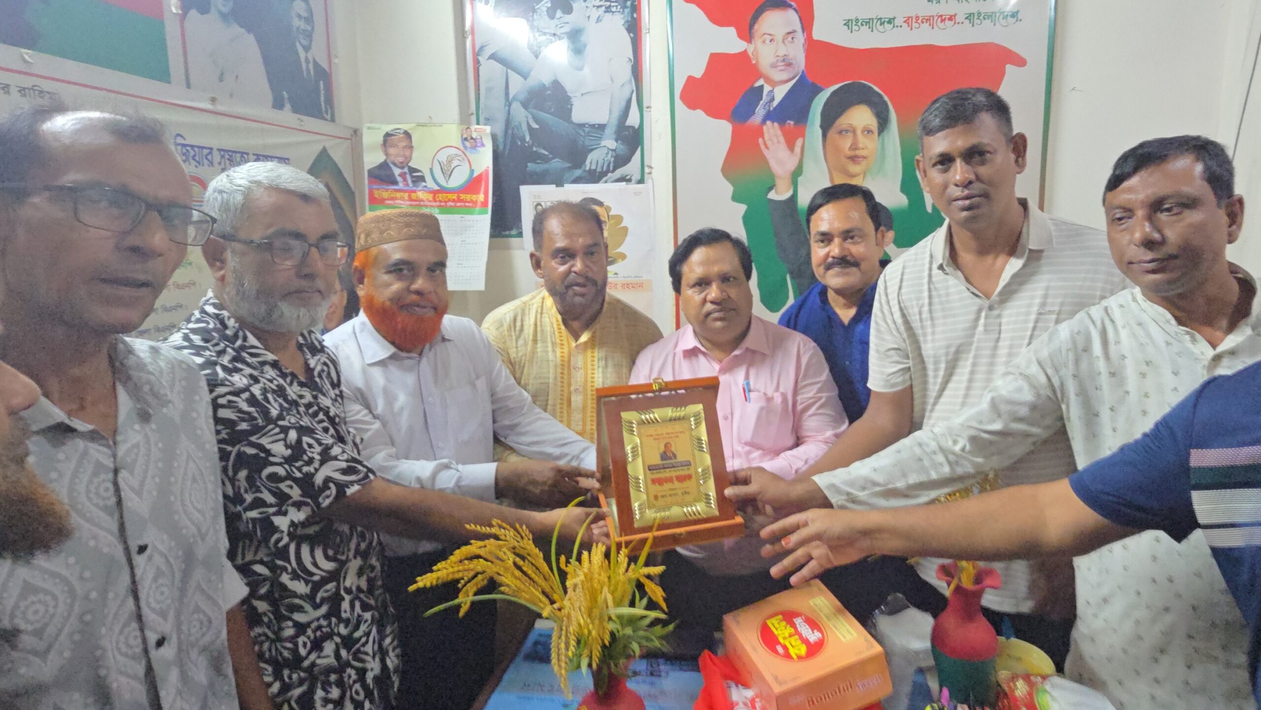 সমাজসেবা ও আইনপেশায় অবদান: কুষ্টিয়া জেলা পিপি অ্যাডভোকেট সিরাজুল ইসলামকে সম্মাননা প্রদান
