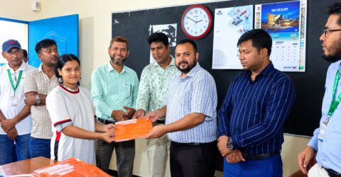 মিরপুর প্রেসক্লাবের সভাপতি মারফত আফ্রিদী’র পক্ষ থেকে খেলোয়াড়দের মাঝে জার্সি বিতরণ