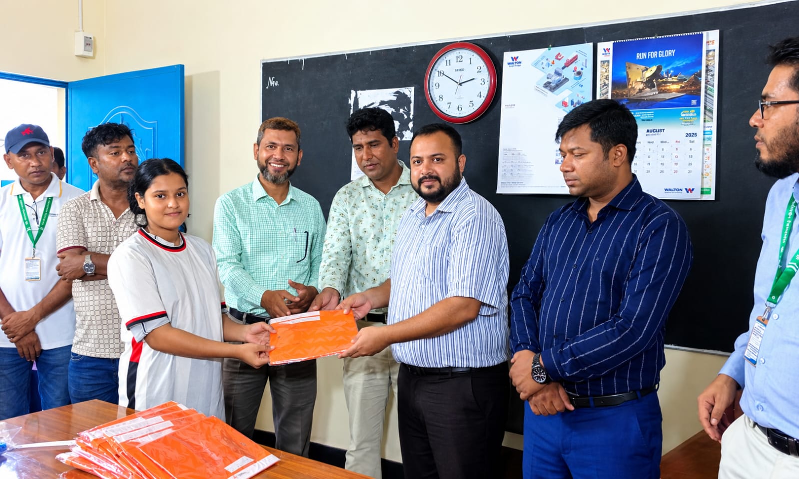 মিরপুর প্রেসক্লাবের সভাপতি মারফত আফ্রিদী’র পক্ষ থেকে খেলোয়াড়দের মাঝে জার্সি বিতরণ